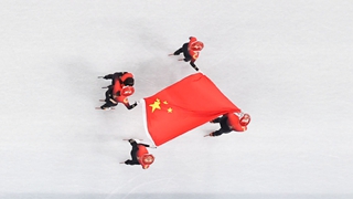 在體育館的最高處，我似乎看見(jiàn)&ldquo;雪從天降，落地成金&rdquo;