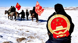 青?，敹喾ㄔ焊删?0多年扎根高原司法為民