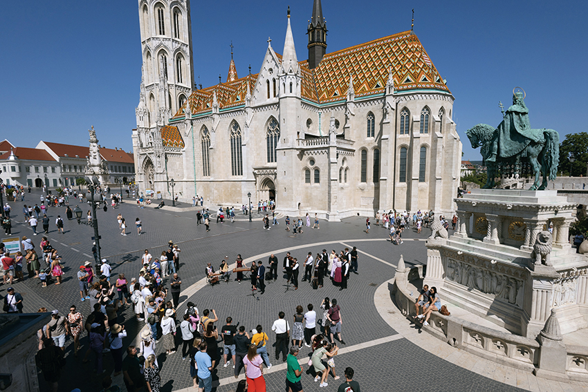 與余澤民相遇，與拉斯洛結緣