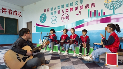 在東北鄉村，他們上演現實(shí)版&ldquo;放牛班的春天&rdquo;