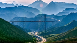 穿越&ldquo;三山&rdquo;環(huán)繞&ldquo;兩盆&rdquo; 新疆交通立體掃描