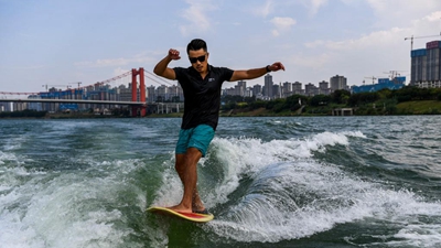 追波逐浪，江面滑水解鎖花式人生