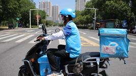 高校開(kāi)學(xué)季，看外賣(mài)小哥、保安和核酸檢測員的勵志求學(xué)路