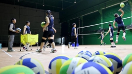 古稀之年，他用熱愛(ài)拉長(cháng)排球生涯