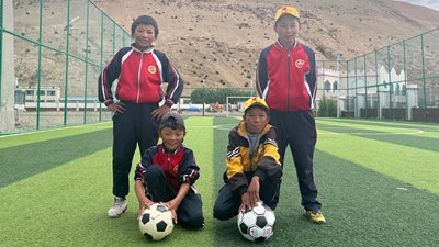 什么原因，讓這個(gè)孩子只穿一只球鞋踢球？