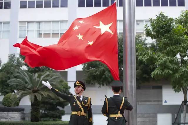 駐澳門(mén)部隊舉行升國旗儀式慶祝澳門(mén)回歸21周年