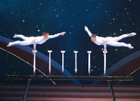 演員汪靜、高鴻陽(yáng)在晚會(huì )上表演雜技《頂&mdash;&mdash;太極》