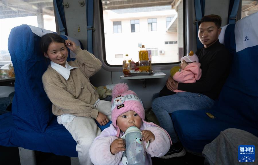 （鏡觀(guān)中國&middot;新華社國內新聞?wù)掌恢芫x）（12）K4618次臨客上的38個(gè)小時(shí)