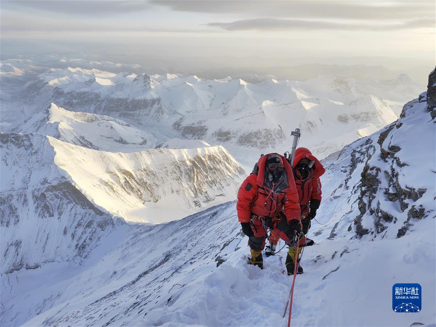 （鏡觀(guān)中國&middot;新華社國內新聞?wù)掌恢芫x）（1）我國科考隊員登頂珠峰 開(kāi)展多項科學(xué)考察
