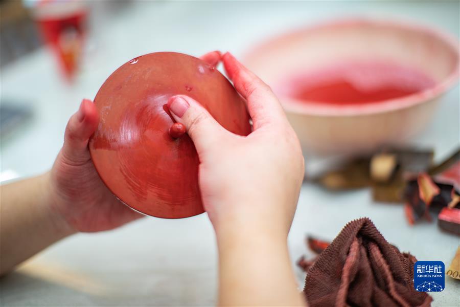 （社會(huì )）（2）打造大漆藝術(shù)空間  &ldquo;巧&rdquo;手&ldquo;制&rdquo;出就業(yè)路