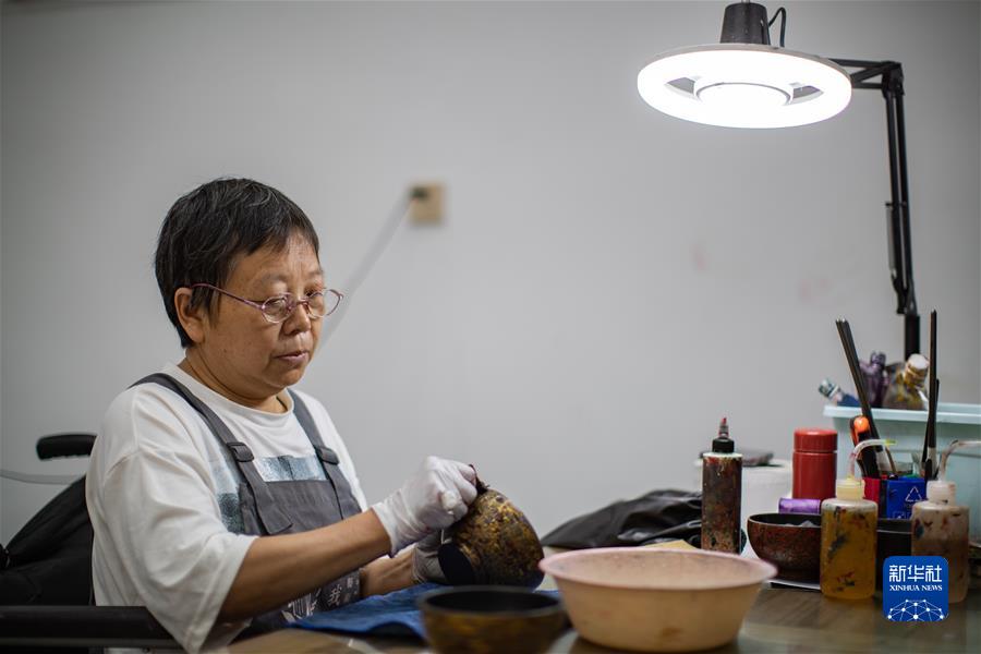 （社會(huì )）（1）打造大漆藝術(shù)空間  &ldquo;巧&rdquo;手&ldquo;制&rdquo;出就業(yè)路