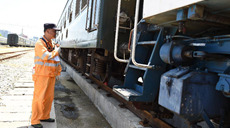 新華全媒+丨暑運中的調車(chē)員：堅守崗位 保障行車(chē)安全