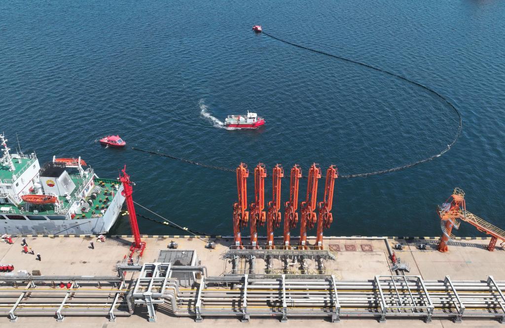 河北曹妃甸港區舉行危險品碼頭船舶溢油應急處置聯(lián)合演習