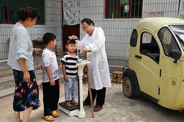 &ldquo;拐杖村醫&rdquo;三十二載守護群眾健康