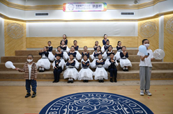 新華全媒+丨這一天，我們?yōu)閻?ài)而歌