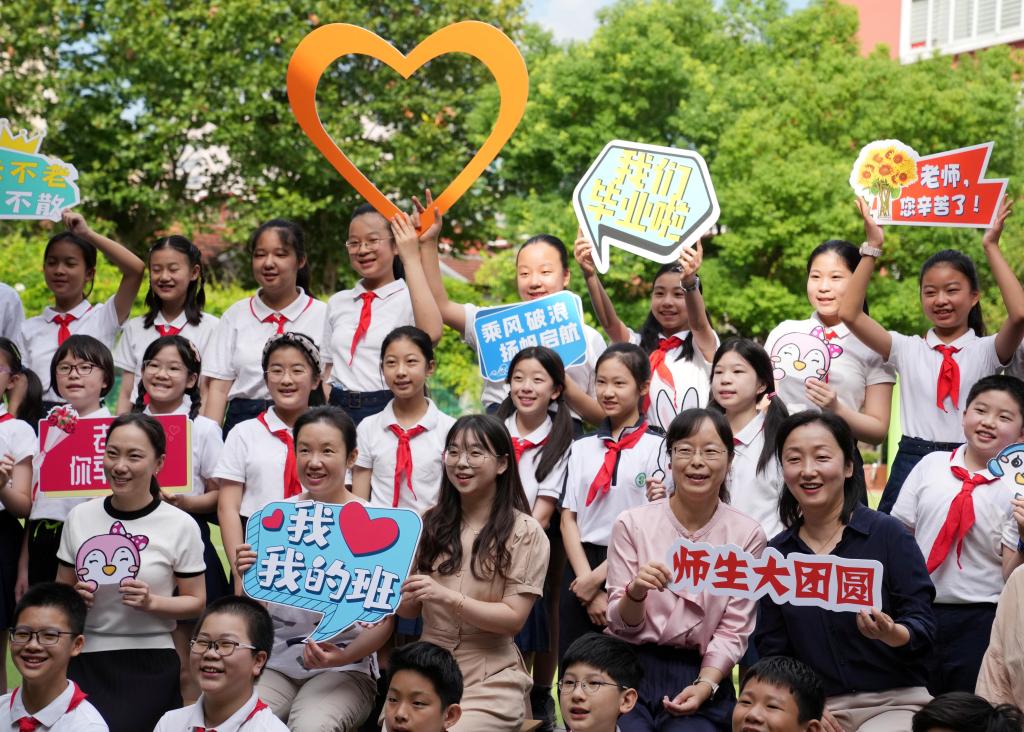 新華全媒+丨今天，師生重聚，班集體團圓