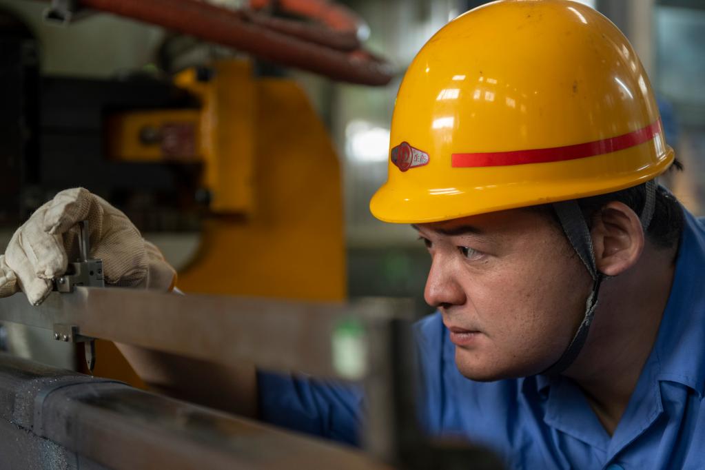 鐵路&ldquo;接骨師&rdquo;羅宇航：焊花朵朵鑄匠心