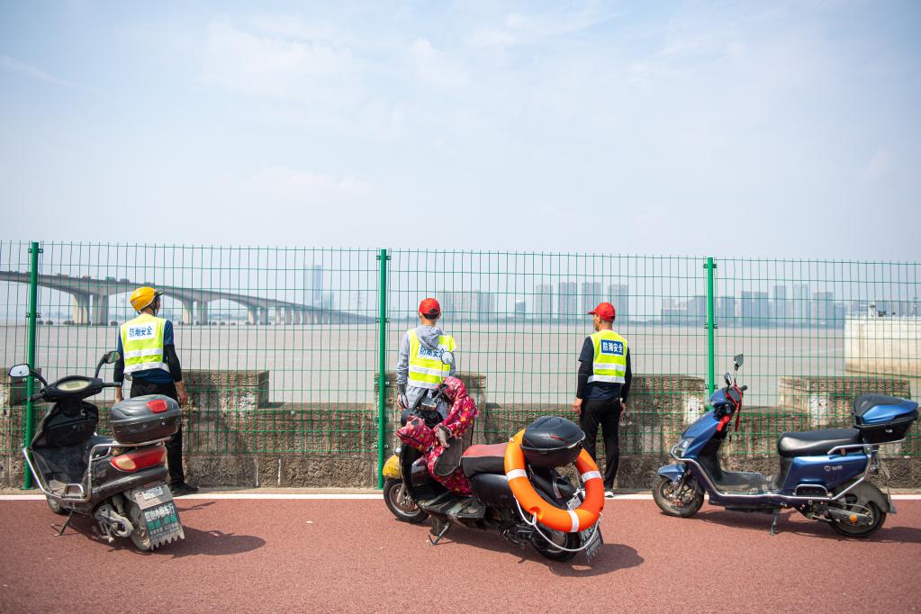 新華全媒+丨錢(qián)塘江畔的&ldquo;喊潮人&rdquo;