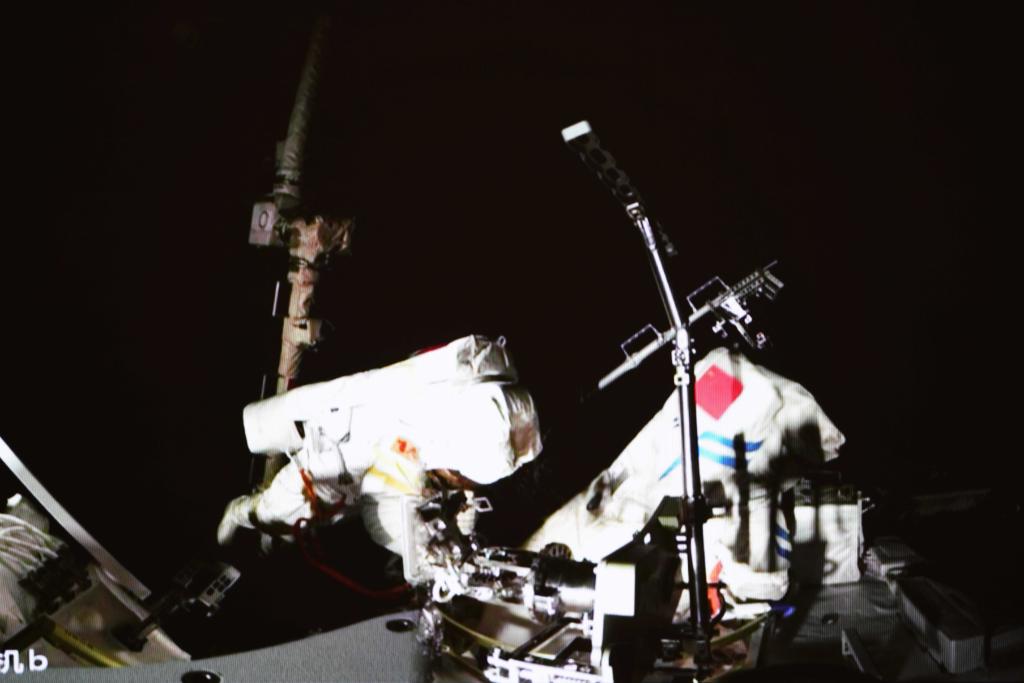 新華全媒+丨神舟十四號航天員乘組圓滿(mǎn)完成第二次出艙活動(dòng)全部既定任務(wù)