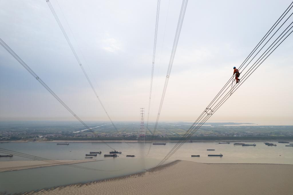 新華全媒+丨南荊長(cháng)特高壓工程施工忙