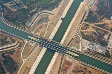 新華全媒+丨河上有河！無(wú)人機帶你鳥(niǎo)瞰世界單跨最大&ldquo;水上立交&rdquo;