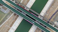 新華全媒+丨河上有河！無(wú)人機帶你鳥(niǎo)瞰世界單跨最大&ldquo;水上立交&rdquo;