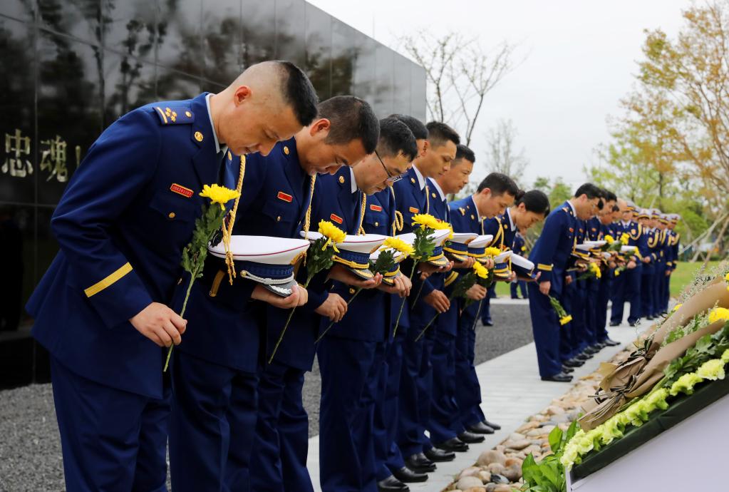 各地舉行烈士紀念日活動(dòng)緬懷先烈