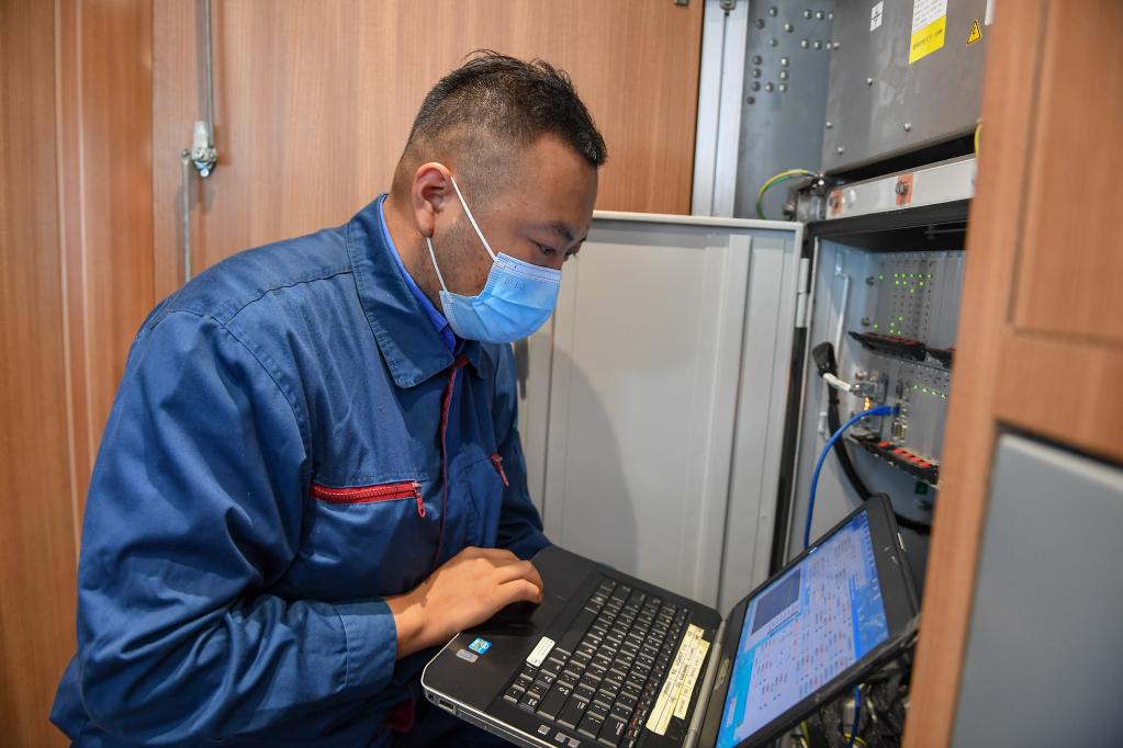 為了保障萬(wàn)千旅客平安到達&mdash;&mdash;國慶節長(cháng)春動(dòng)車(chē)所養護工堅守崗位側記