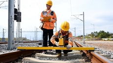 新華全媒+丨假日堅守的鐵路&ldquo;蜘蛛俠&rdquo;
