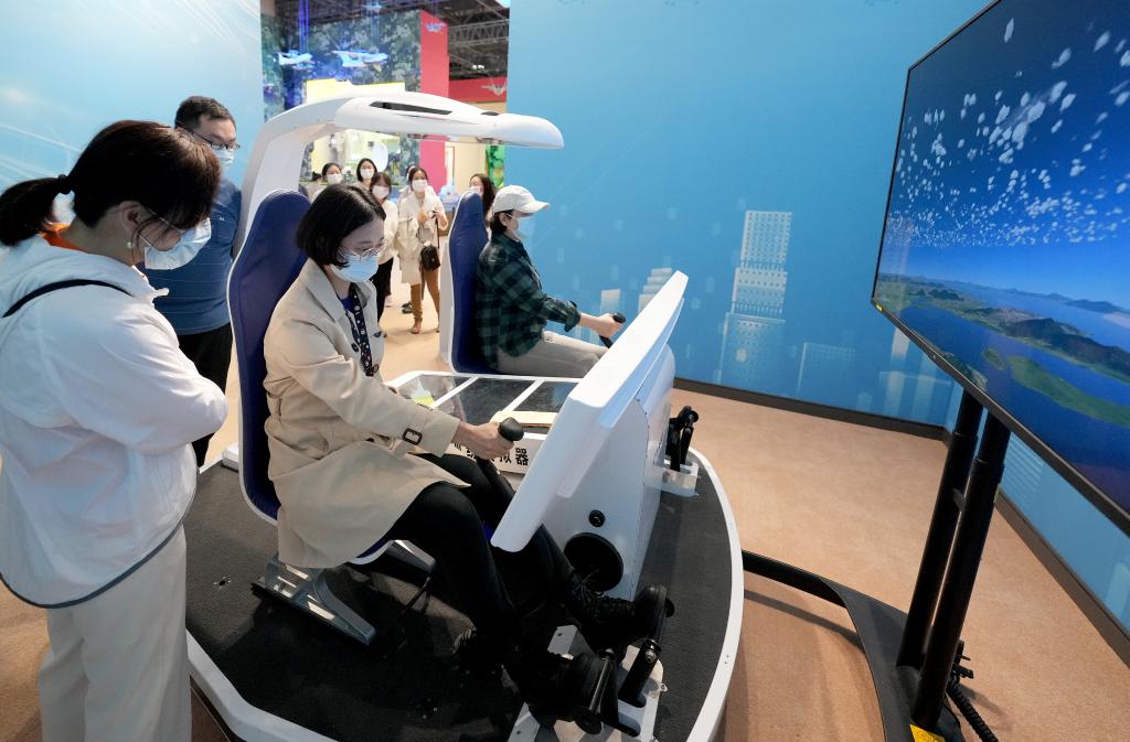 觀(guān)眾踴躍參觀(guān)&ldquo;奮進(jìn)新時(shí)代&rdquo;主題成就展