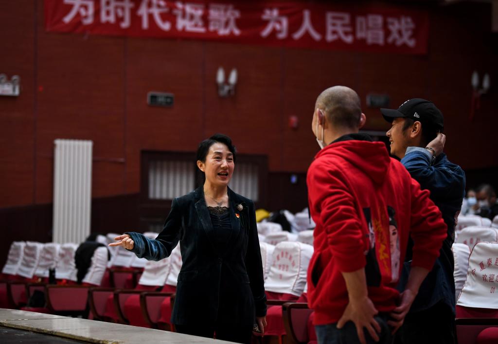 新華全媒+&middot;二十大代表在基層丨侯艷：創(chuàng  )排文藝節目 生動(dòng)宣講二十大精神