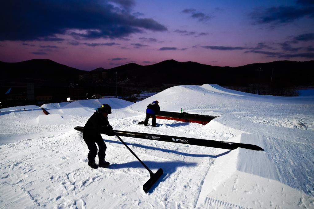 新華全媒+丨熱雪&ldquo;燃&rdquo;冬！這群人帶你&ldquo;飛冰躍雪&rdquo;