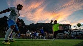 新華全媒+丨光腳踢球、竹子當球門(mén)&hellip;&hellip;看看這些村民有多愛(ài)足球