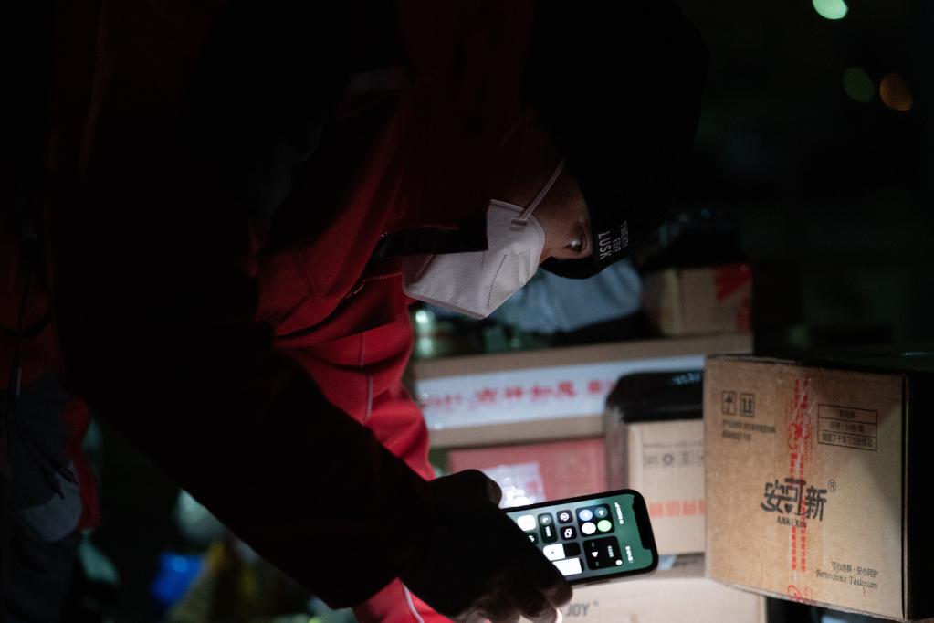 新華全媒+丨京外支援、夜間派送，疏通北京快遞堵點(diǎn)