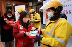 北京：送給外賣(mài)、快遞小哥的&ldquo;防疫關(guān)愛(ài)包&rdquo;