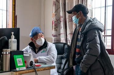 新華全媒+丨守護好農村群眾健康&mdash;&mdash;云南鎮雄縣抗疫一線(xiàn)見(jiàn)聞