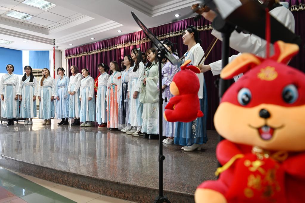 新華全媒+｜留學(xué)生 穿漢服&mdash;&mdash;彩排節目迎春節
