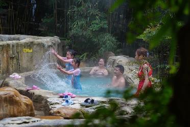 寒冬時(shí)節溫泉暖