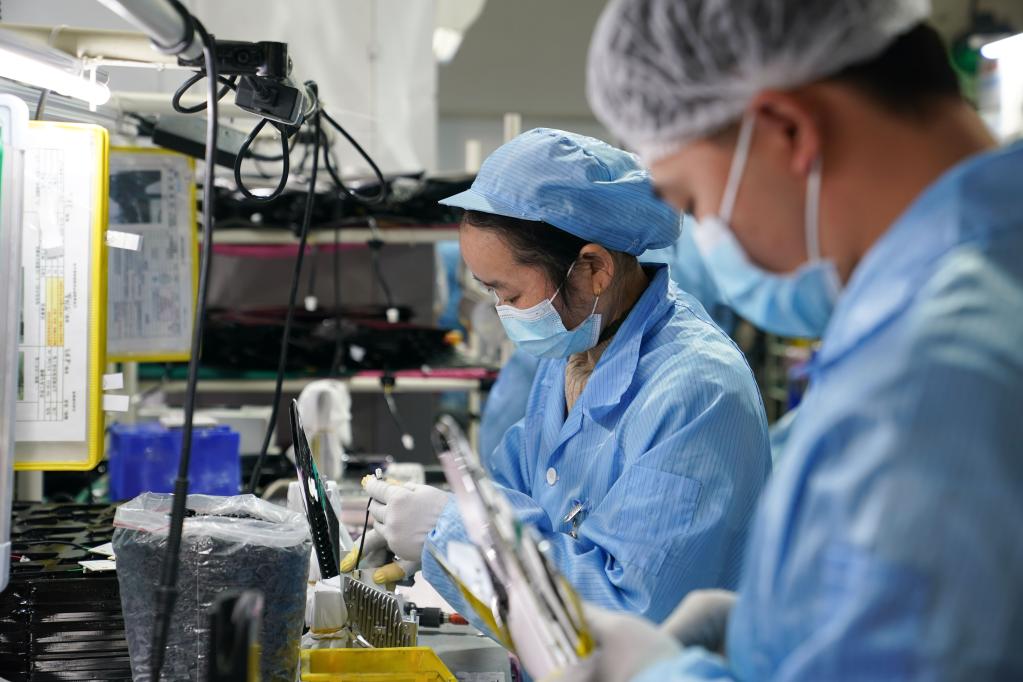 新華全媒+丨企業(yè)復工復產(chǎn) 生產(chǎn)線(xiàn)熱火朝天