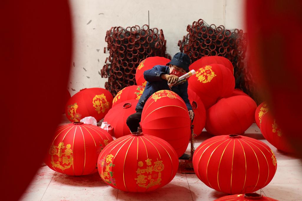 趕制宮燈迎佳節