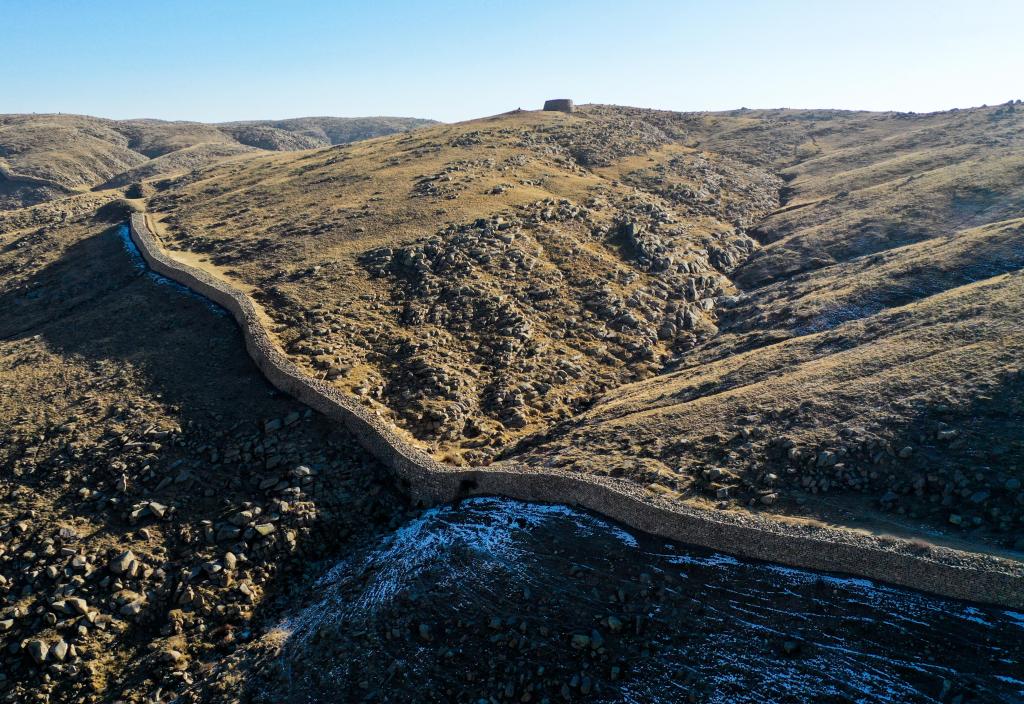 雄奇巍峨的秦長(cháng)城遺址
