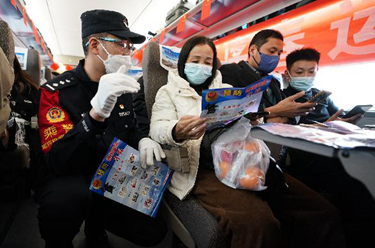 新華全媒+丨一路同行，他們齊力護春運