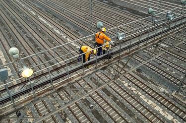 穿行&ldquo;空中棧道&rdquo;的點(diǎn)燈人