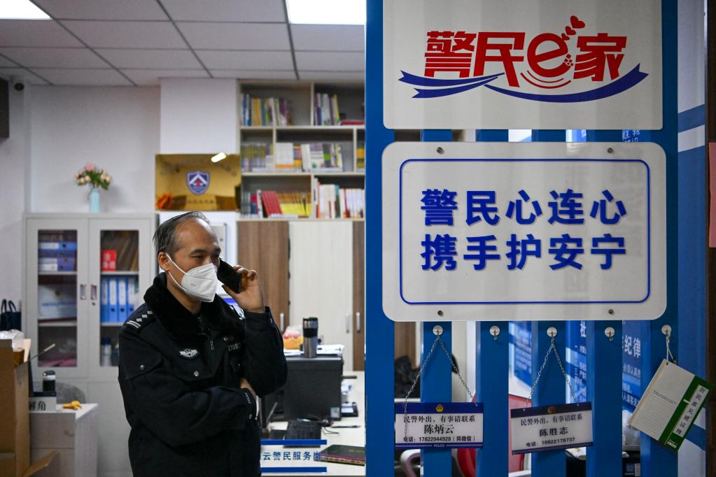 新春走基層丨騎自行車(chē)服務(wù)社區居民的民警老陳