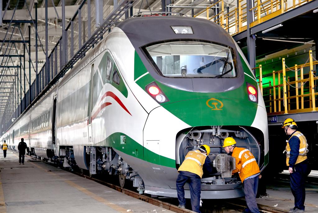 春運幕后繁忙的&ldquo;機車(chē)工廠(chǎng)&rdquo;