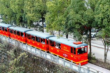 &ldquo;小火車(chē)&rdquo;進(jìn)城迎新春