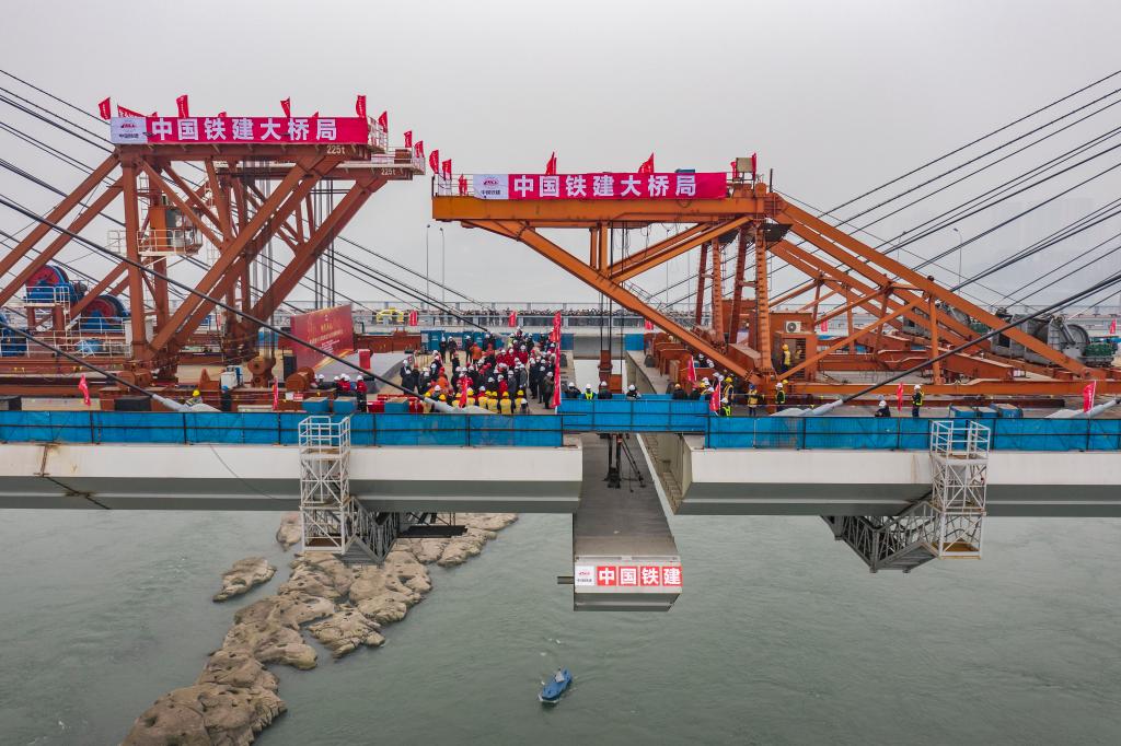 重慶軌道交通18號線(xiàn)李家沱長(cháng)江復線(xiàn)橋成功合龍
