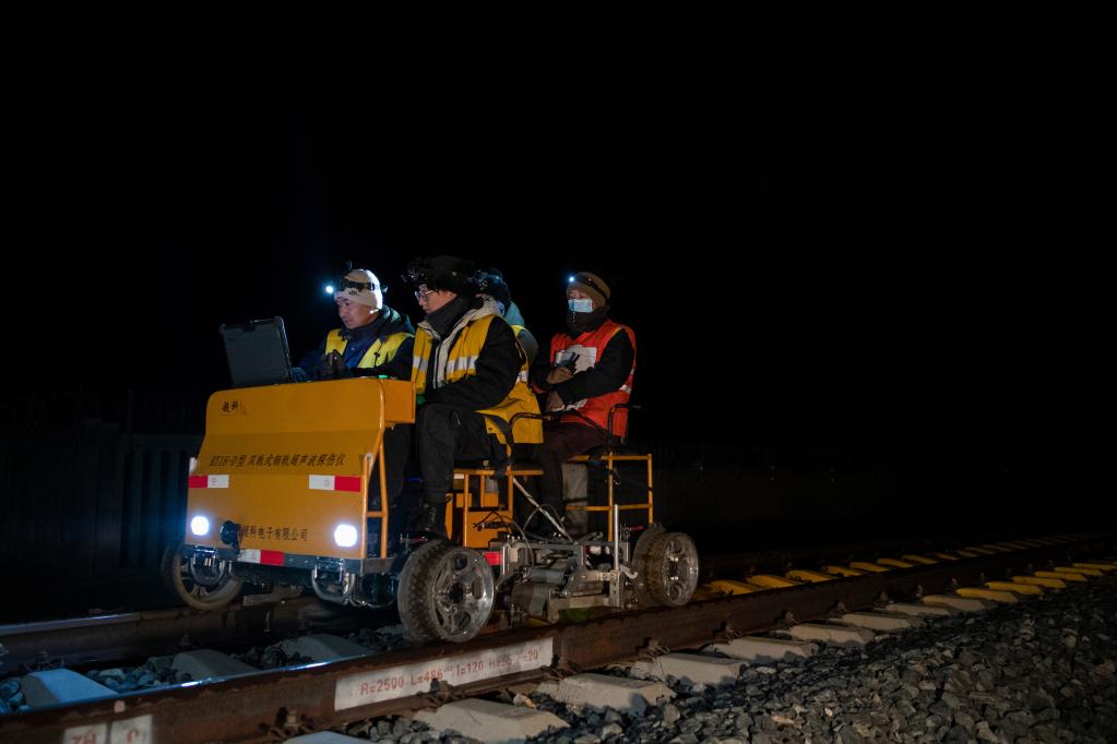新華全媒+丨高原寒夜，鐵路&ldquo;敞篷車(chē)&rdquo;為&ldquo;復興號&rdquo;護航