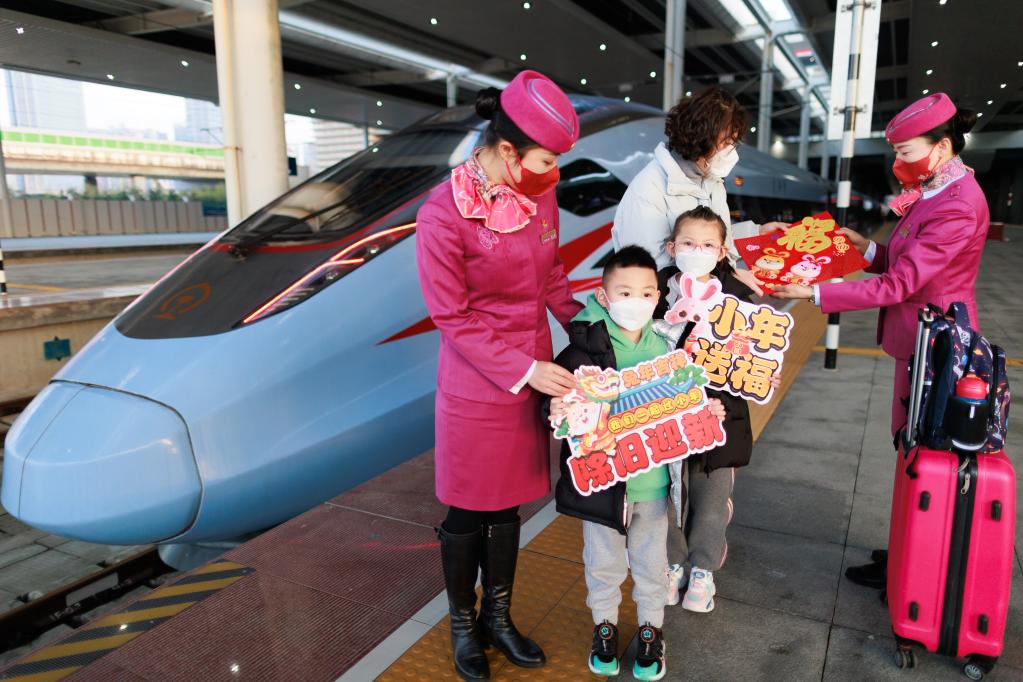 新春走基層丨復興號上歡樂(lè )迎小年