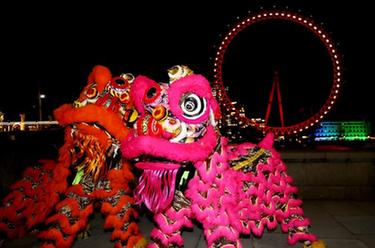 英國&ldquo;倫敦眼&rdquo;亮起中國紅